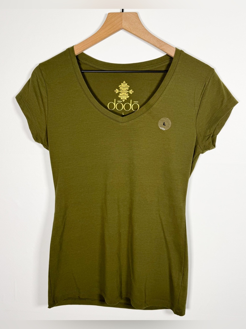 NWOT DODO Olive Green Women’s V-Neck Slim Fit T-Shirt Sz L